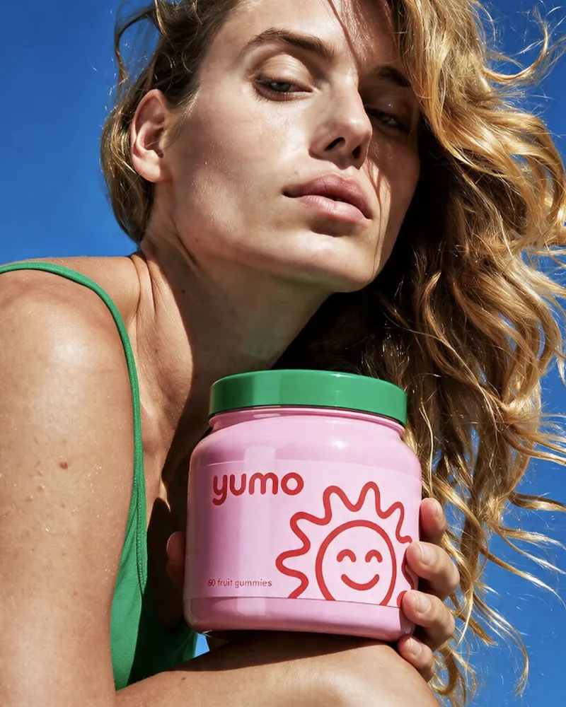 Carrusel: mujer al sol con un frasco de suplemento